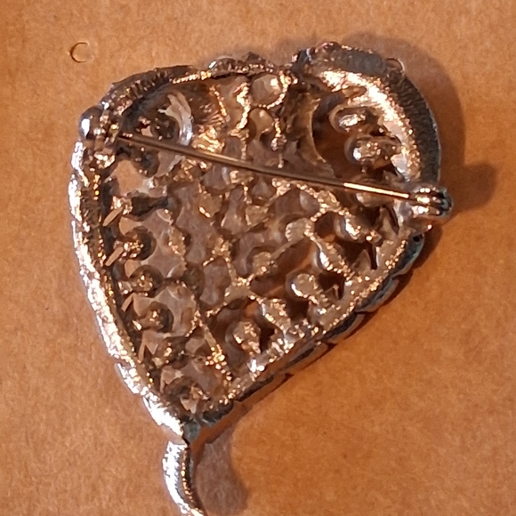 Pearl Cluster Heart Brooch in Gold-Tone - Picture 2 of 3